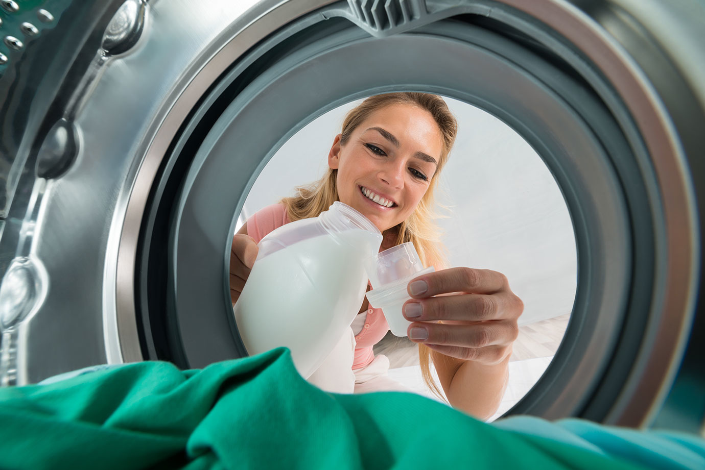 汚れを落とすはずの洗濯機が雑菌の温床に！？洗濯槽をキレイに掃除する方法
