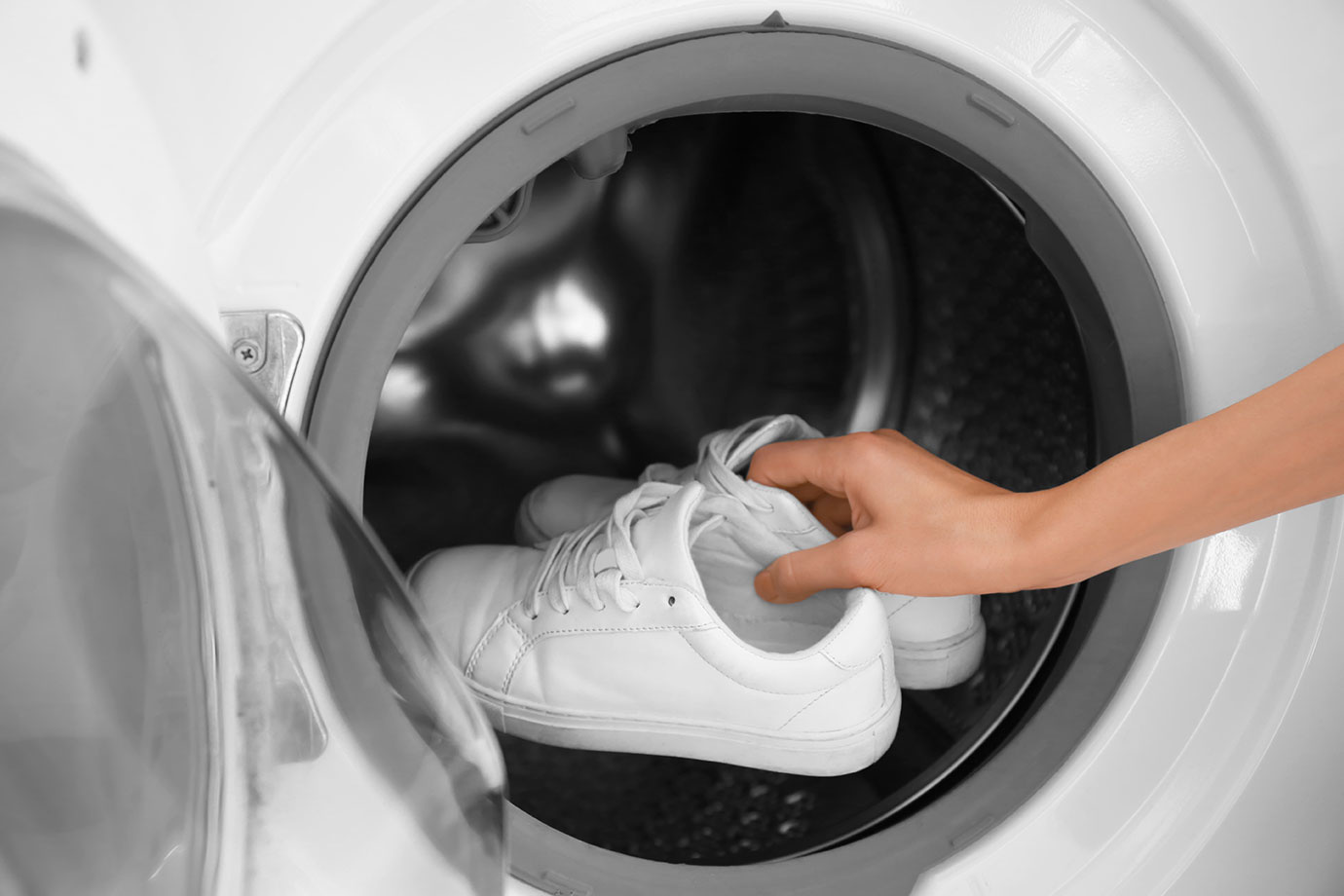 狭い玄関に重要なのは清潔感！靴を洗濯機で洗うために用意するものと手順を解説！