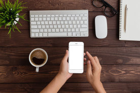 自宅でも外出先でも快適に使える！一人暮らしにオススメの場所を取らない便利なスマホキーボード5選！