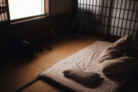 万年床はカビやダニの温床! 布団を干せないときの対処方法7選